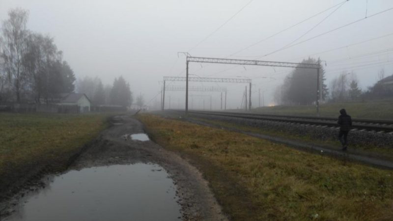 Одинокий мужчина, идущий по путям