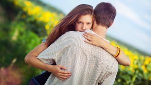 Девушка обнимает парня