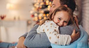 Папа обнимает дочку