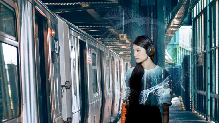Девушка в наушниках в метро
