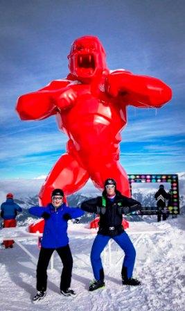 Лыжники на фоне красного гиганта