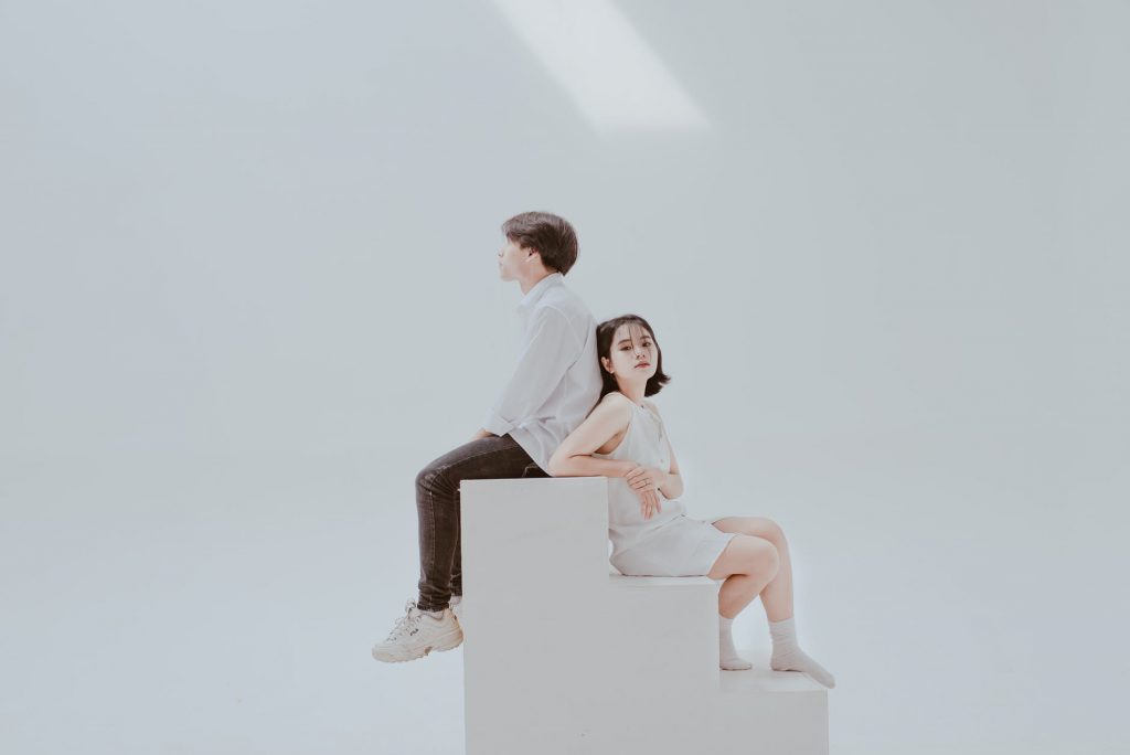 Парень и девушка сидят на ступеньках