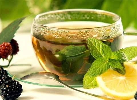 Чашка чая с лимоном.