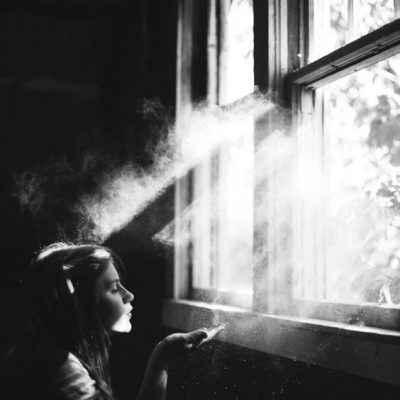 Черно-белое фото девушки у окна (психосоматика, почему я заболела)