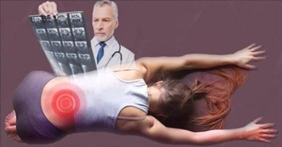 У девушки болит спина