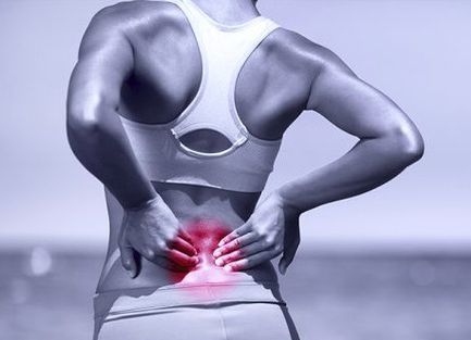 У девушки болит спина в области поясницы