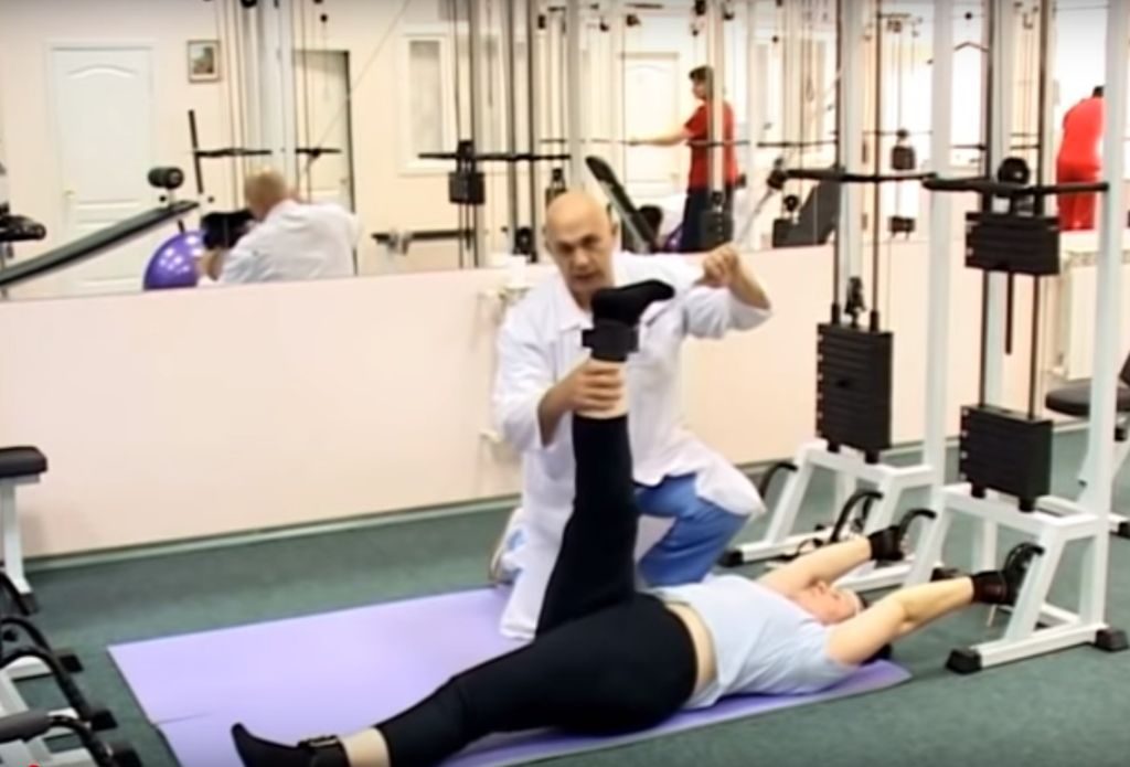 Бубновский показывает упражнение на тренажере при варикозе
