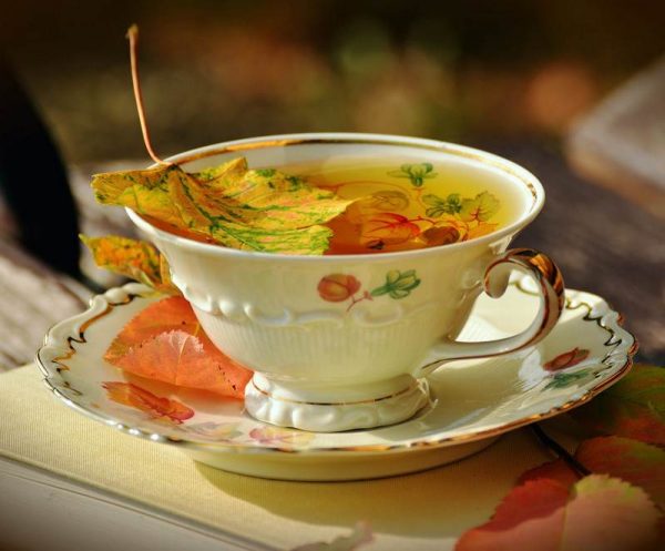 чашка чая и кленовый лист