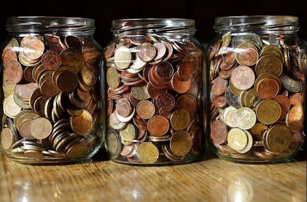 Банки с монетами - изображение для визуализации богатства по технике "как правильно загадать желание".