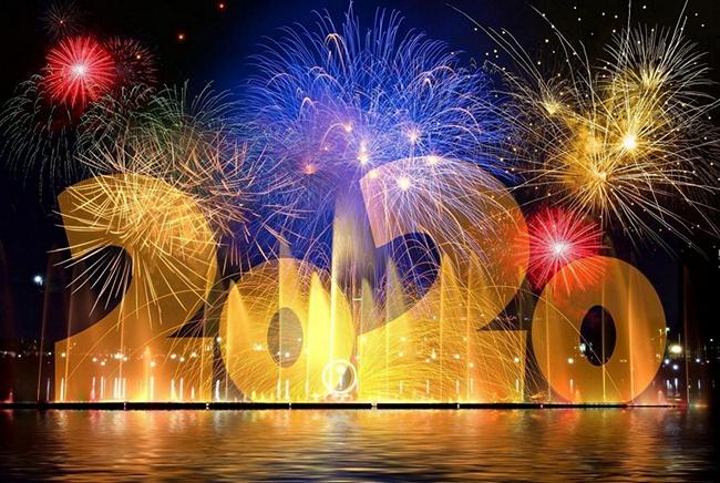 Фейерверк с цифрами "2020".
