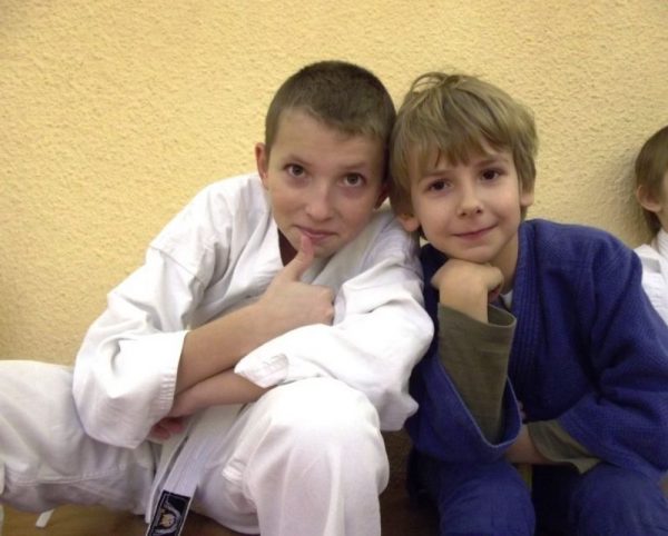 Два мальчика в кимоно.