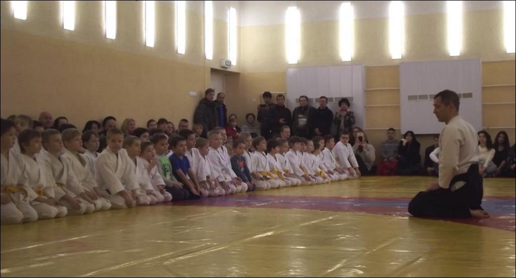 Группа детей-айкидоков с тренером.