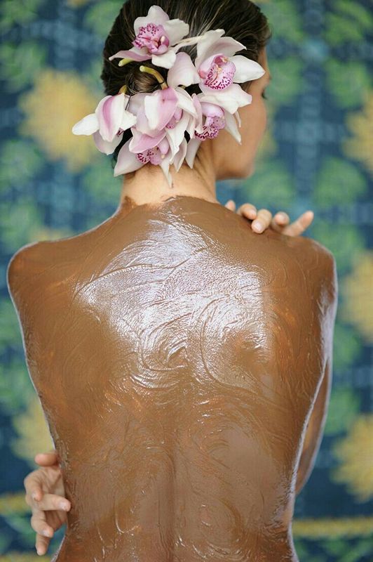 Шоколадное обертывание на девушке.