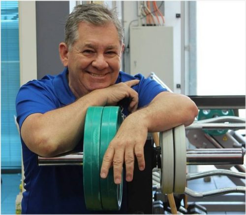 Тренер улыбается.