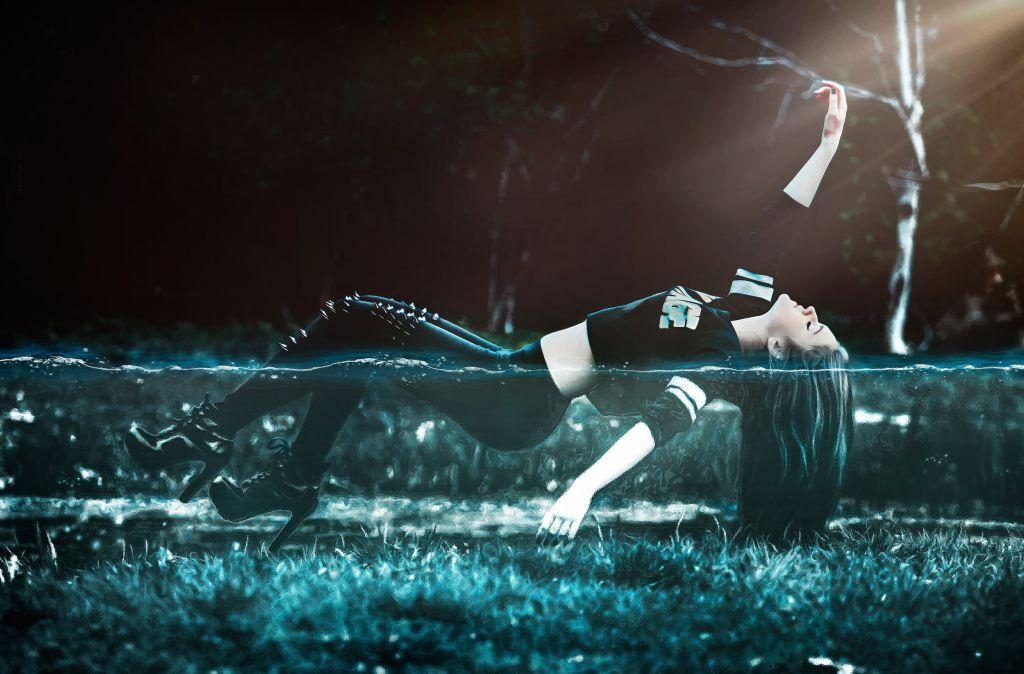 Левитация девушки с длинными волосами.