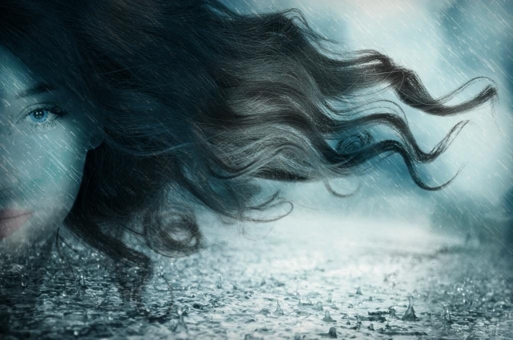 Девушка с длинными волосами на фоне дождя.