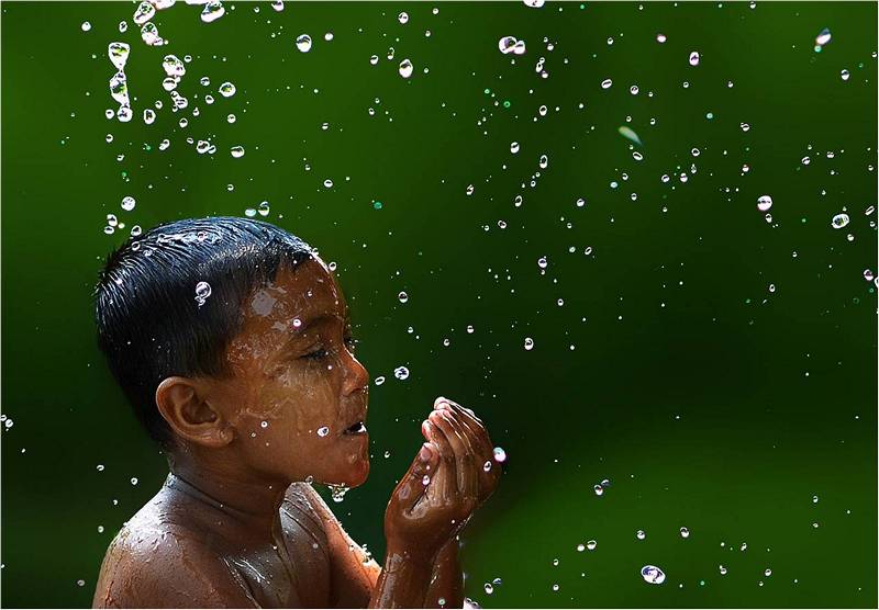 Мальчик в капельках дождя.