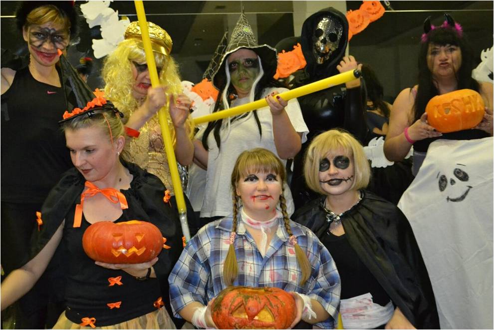 В фитнес-клубе отмечают Хэллоуин.