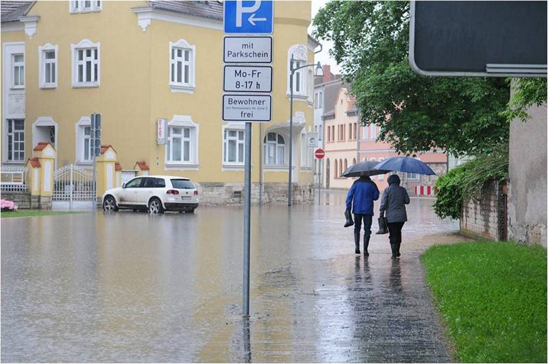 Пара гуляет в дождь.