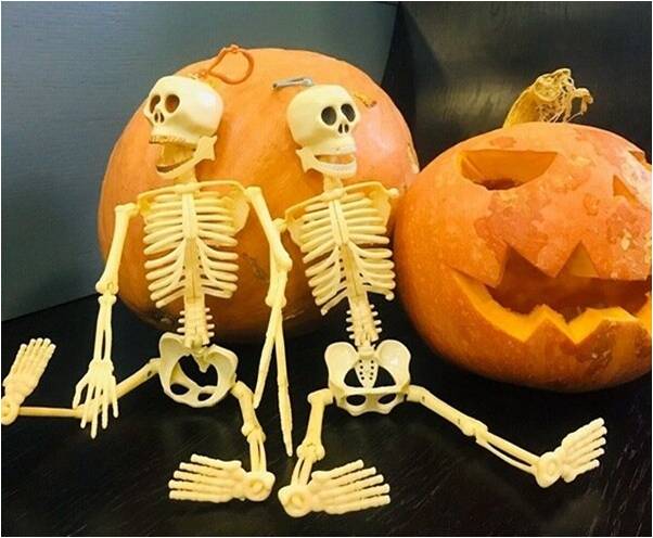 Два скелетика и тыква.