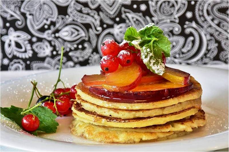 Блины с ягодами и фруктами.