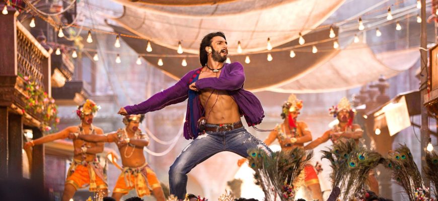 Индийский мужчина танцует, его радует эмоциональный интеллект.