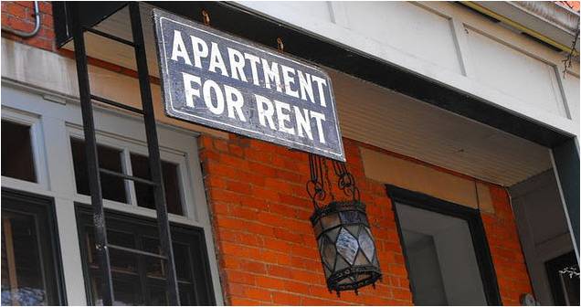 Вывеска на английском языке: "Хочу сдать квартиру в аренду".