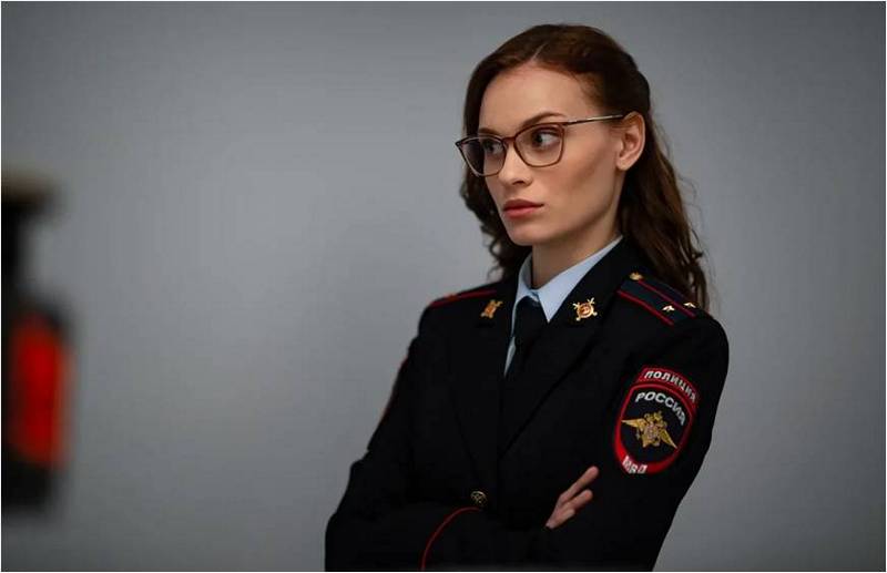 Брюнетка Туркина (сериал "Девушки с Макаровым").