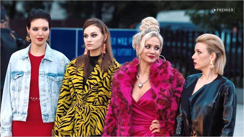 Четыре девушки решили поменять прическу.