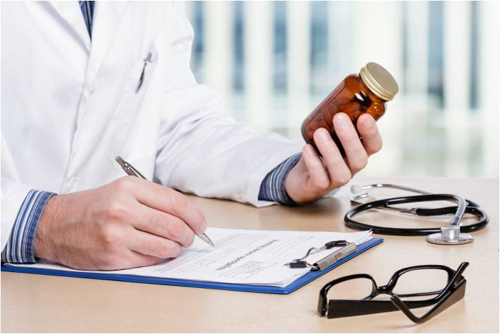 Врач выписывает рецепт.