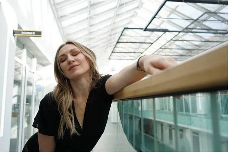 Задумчивая девушка в черном платье.