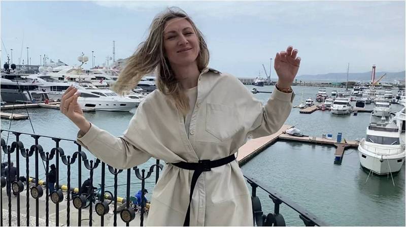 Женщина на море счастлива похудеть после 40.