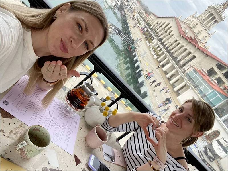 Две девушки в кафе обсуждают как похудеть после 40 лет.