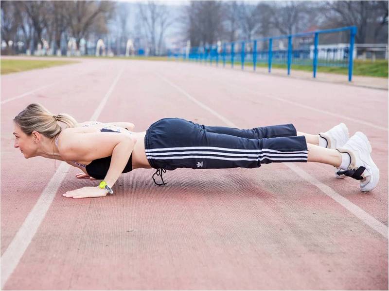 Девушка стоит в планке.