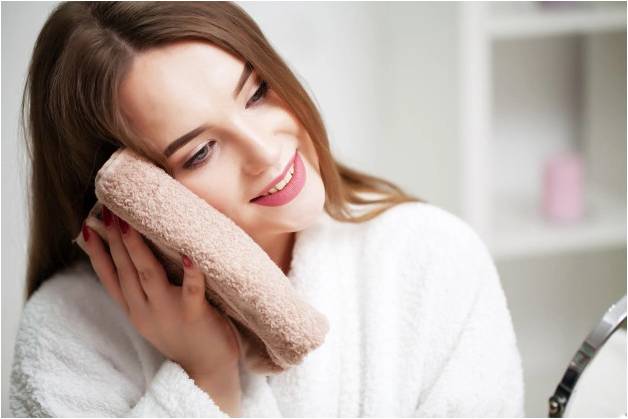 Девушка с полотенцем знает, как делать компресс.