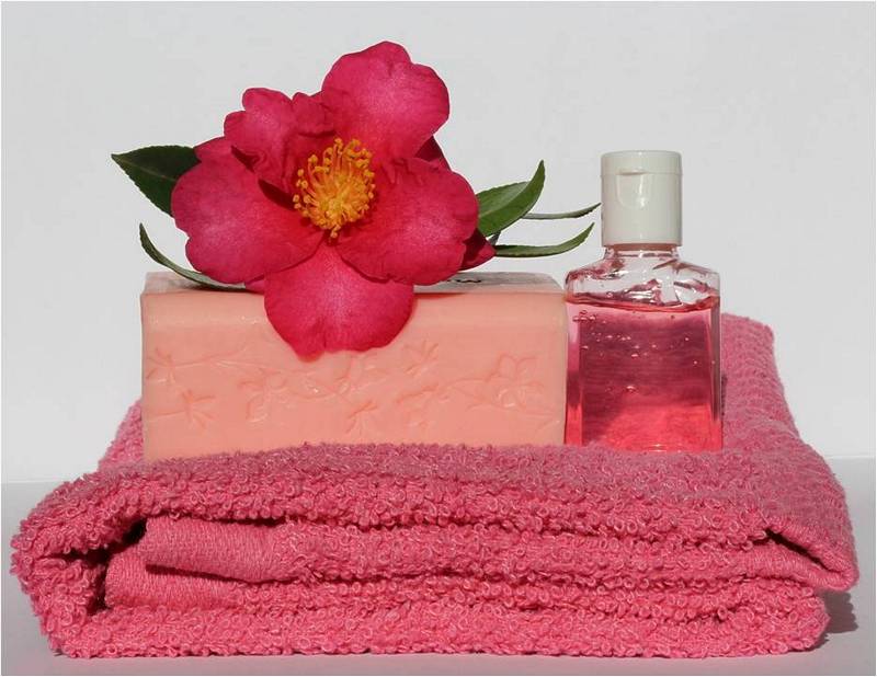 Полотенце, мыло и роза: набор для тех, кто знает как делать компресс.