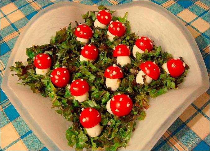 Морская капуста и грибочки из помидорок.