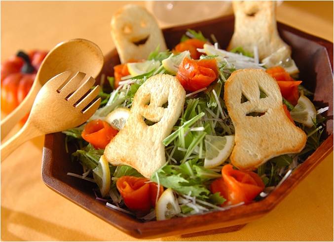 Салат из свежих овощей с гренками.