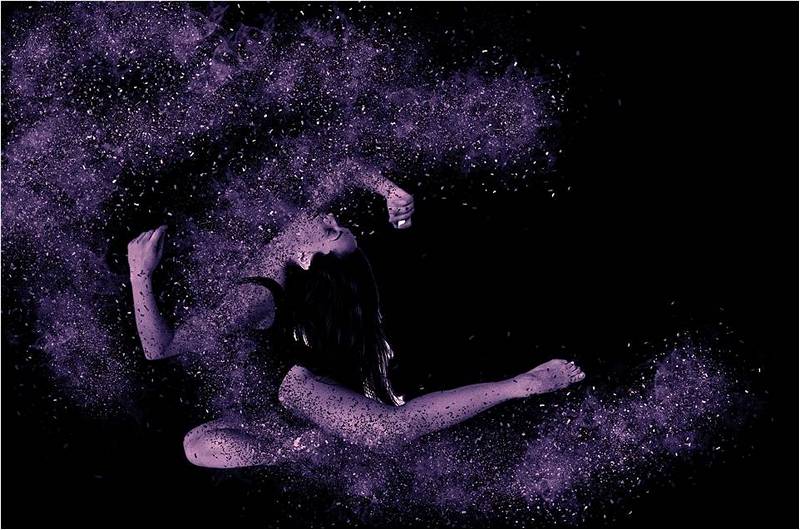 Девушка стала любовницей (на черно-фиолетовом фоне).