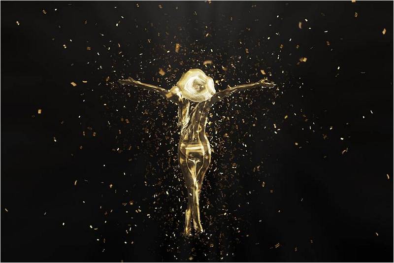 Девушка в золотых блестках.