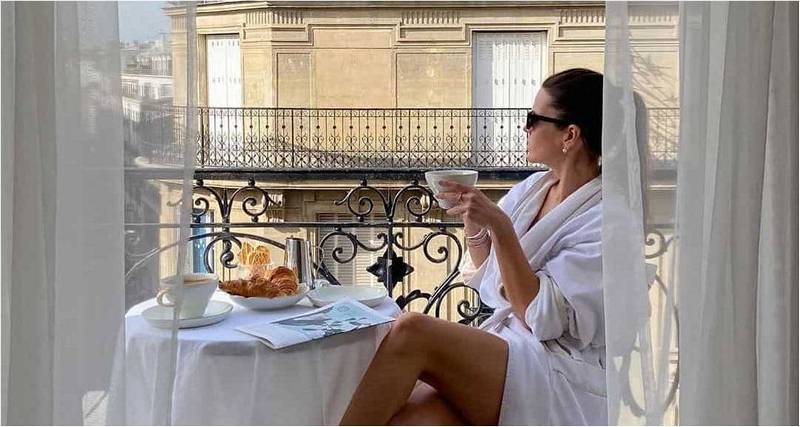 Девушка-француженка знает секреты идеальной фигуры.