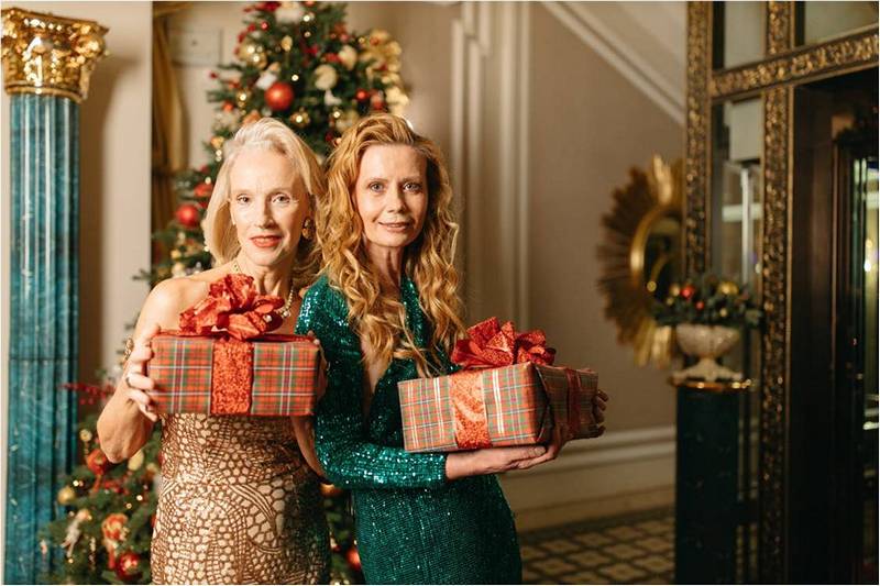 Две дамы в возрасте с подарками.