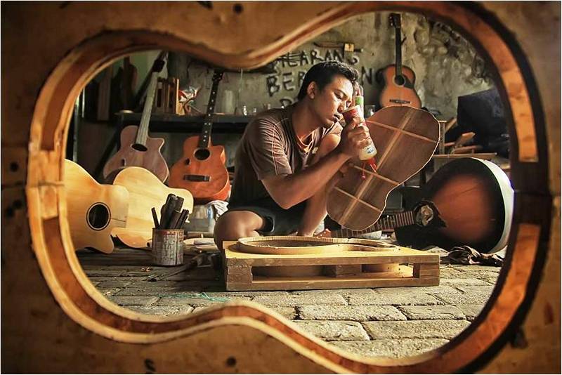 Изготовитель гитар, работа в удовольствие.