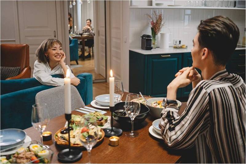 Женщины сидят за праздничным столом.