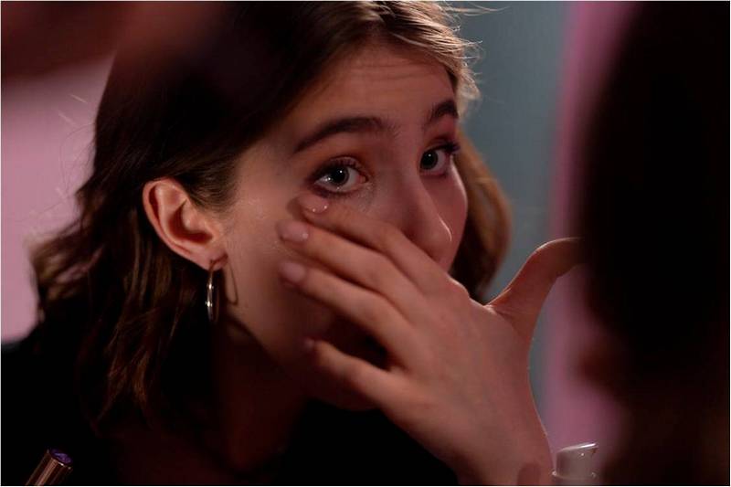 Девушка плачет, потому что ее бросили.