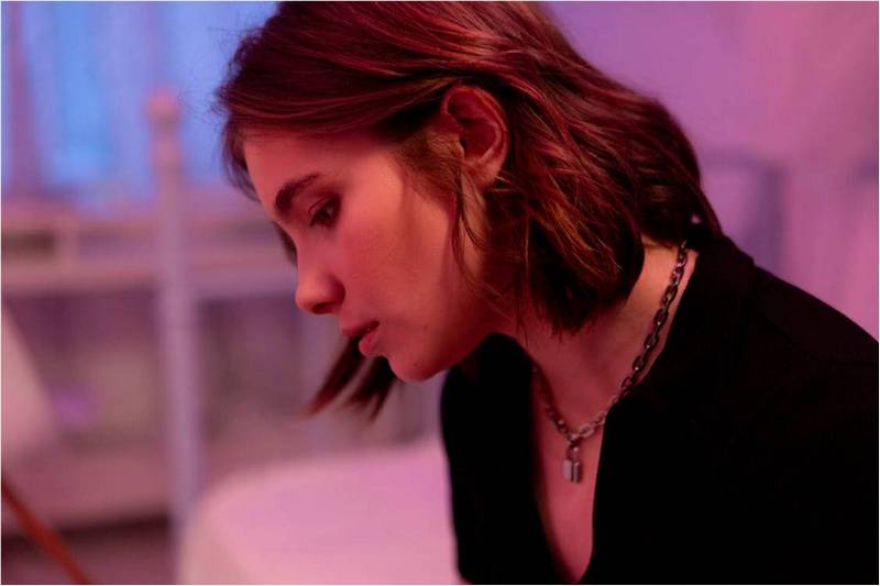 Грустная девушка смотрит вниз.