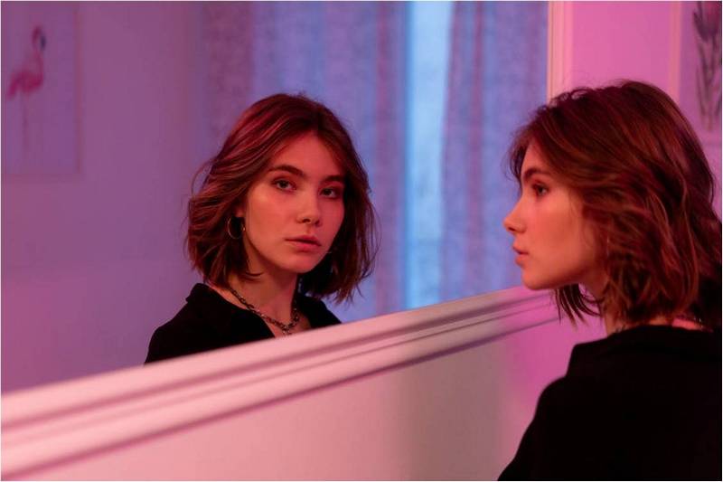 Девушка смотрит в зеркало и думает, что делать, если тебя бросили.