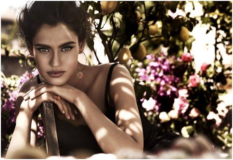 Итальянка под фруктовым деревом.