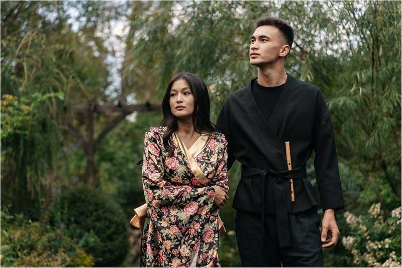 Молодая японская пара гуляет по саду.