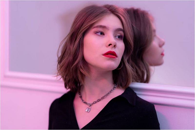 Красивая девушка с яркой помадой.